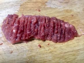 逆着肉纹方向剁牛肉，两面同样的处理方法，通常一面需剁三次，注意不可把肉剁断掉哦