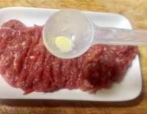 剁好的牛肉放入少许调味盐