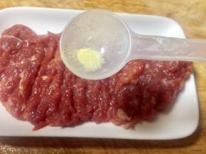 剁好的牛肉放入少许调味盐