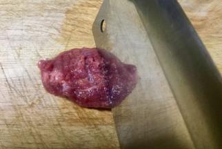 先来处理牛肉，用菜刀背剁牛肉