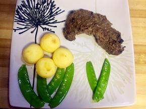 牛排煎至你喜欢的程度，关火装盘再挤上黑椒酱，