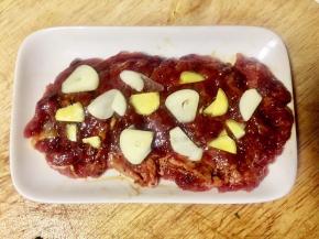 牛肉两面如图放上姜片大蒜片