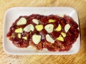 牛肉两面如图放上姜片大蒜片
