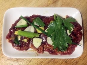 牛肉两面放上芹菜小葱