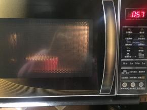 放入微波炉高火加热一分钟
