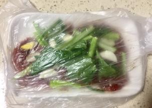 保鲜袋装上，静置10分钟