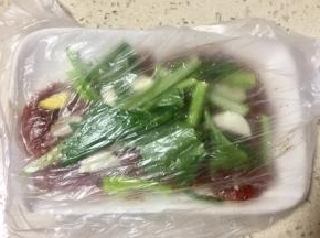 保鲜袋装上，静置10分钟