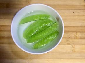 放入理好的荷兰豆