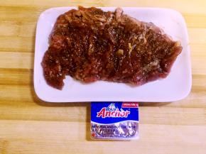 取出腌了好的牛排 ，出去芹菜大蒜老姜，准备黄油煎牛排