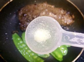 荷兰豆上撒少许调味盐