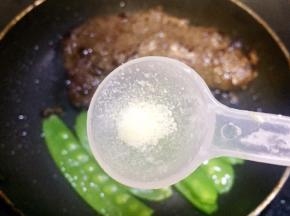 荷兰豆上撒少许调味盐
