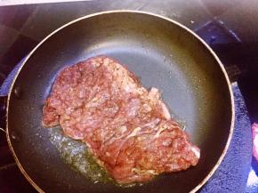 中火，取不粘锅（我用的六寸小平底锅锅），放入黄油，黄油融化后放入牛排