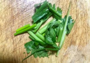 把芹菜香葱切段，老姜大蒜切