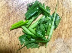 把芹菜香葱切段，老姜大蒜切