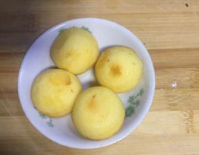 再把芝士球放入微波炉加热30秒