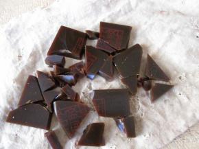 先把阿胶款敲成小块