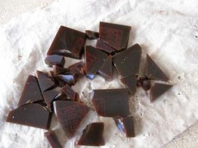 先把阿胶款敲成小块