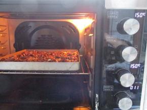 把核桃放入烤箱烤熟，不要烤焦了，我是150度烤了12分钟