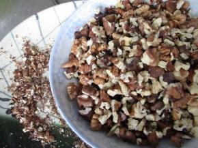 烤好的核桃掰扯小碎块，掰下来的沫沫不要