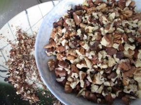 烤好的核桃掰扯小碎块，掰下来的沫沫不要