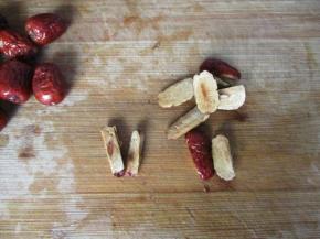 红枣洗净晾干表面水分，切片去掉枣核