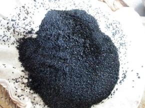 黑芝麻淘洗后捞在干净的布上晾干