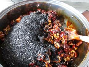 在倒入黑芝麻拌均匀关火