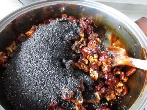 在倒入黑芝麻拌均匀关火