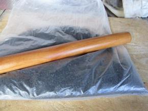 黑芝麻炒熟晾凉，放入保鲜袋用擀面杖稍微压一下，不用擀碎，这样做出来更香