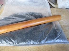 黑芝麻炒熟晾凉，放入保鲜袋用擀面杖稍微压一下，不用擀碎，这样做出来更香