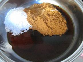 冰糖也研磨成粉，这样好融化，把冰糖粉、阿胶粉和黄酒一起放入锅中。最好是用厚底的不锈钢锅