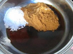 冰糖也研磨成粉，这样好融化，把冰糖粉、阿胶粉和黄酒一起放入锅中。最好是用厚底的不锈钢锅