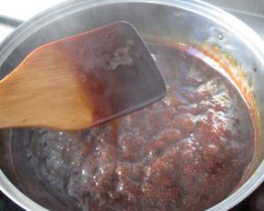 然后小火慢慢熬煮，熬到可以拉出粗一些的丝，就要做观察