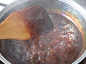 然后小火慢慢熬煮，熬到可以拉出粗一些的丝，就要做观察