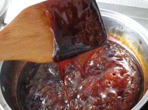 待用铲子捞起浆，竖起铲子，胶汁能连成片，也叫挂旗，胶就熬好了