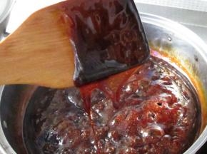 待用铲子捞起浆，竖起铲子，胶汁能连成片，也叫挂旗，胶就熬好了