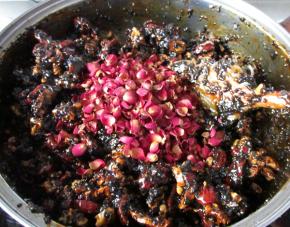 最后把玫瑰花瓣放入拌均匀