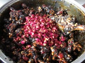 最后把玫瑰花瓣放入拌均匀