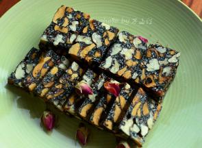 晾凉后先切条，在切片。片大约是2.5*4厘米，厚度大约5毫米，这样一片的重量大约是10克，一次吃一片刚刚好。