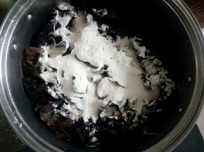 黑木耳提前泡发，里面少放一点面粉，揉搓一会，就把褶皱里面的脏东西搓出来了，洗净控干待用