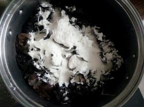 黑木耳提前泡发，里面少放一点面粉，揉搓一会，就把褶皱里面的脏东西搓出来了，洗净控干待用