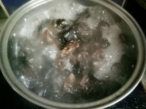 锅中烧水，放入木耳，煮熟待用