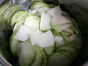 萝卜放入锅中煮软待用