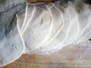 按扁擀成中间稍厚四周薄的圆片