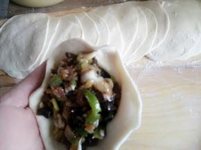 放入馅，顺着四周捏住