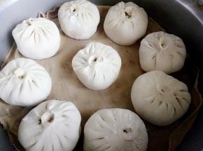 锅中放入篦子和蒸布，把包子放进去，中大火，上汽后蒸二十分钟