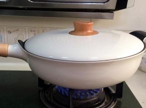 盖上锅盖焖几分钟至水分收干。