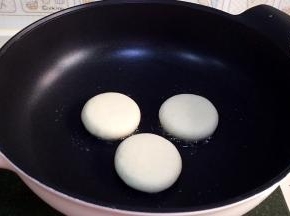 然后在锅内刷上少许食用油，放入红糖锅盔生胚，小火慢烙。