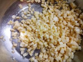 切成丁，像玉米粒那么大吧，喜欢吃细腻果酱的就再剁小一点