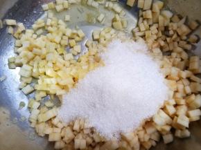 放入白糖搅拌均匀腌制一个小时